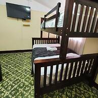 Gold House Parking & Hostal