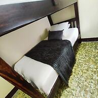 Gold House Parking & Hostal