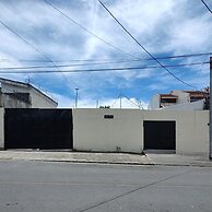 Gold House Parking & Hostal