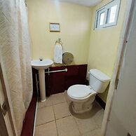 Gold House Parking & Hostal