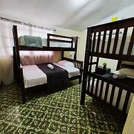 Gold House Parking & Hostal
