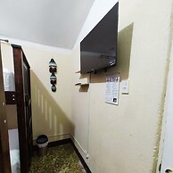 Gold House Parking & Hostal
