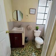Gold House Parking & Hostal