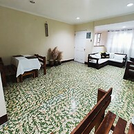Gold House Parking & Hostal
