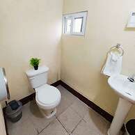Gold House Parking & Hostal