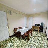 Gold House Parking & Hostal
