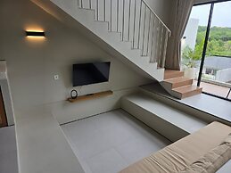 Aruna Hills