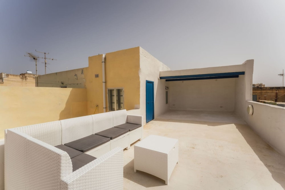 Charming Bormla Stay Terrace BBQ Pool Table