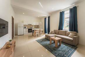 Charming Bormla Stay Terrace BBQ Pool Table