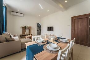 Charming Bormla Stay Terrace BBQ Pool Table