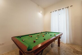 Charming Bormla Stay Terrace BBQ Pool Table