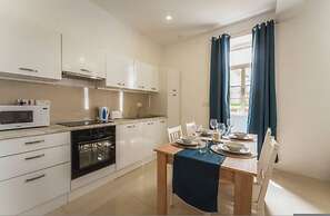 Charming Bormla Stay Terrace BBQ Pool Table