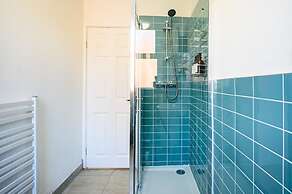 Modern 4-bed Free Parking Work Leisure Stays