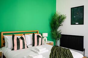 Modern 4-bed Free Parking Work Leisure Stays
