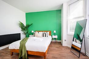 Modern 4-bed Free Parking Work Leisure Stays