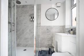 Modern 4-bed Free Parking Work Leisure Stays