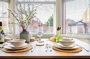 Modern 4-bed Free Parking Work Leisure Stays