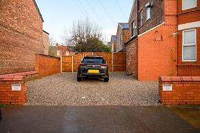 Modern 4-bed Free Parking Work Leisure Stays