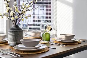 Modern 4-bed Free Parking Work Leisure Stays