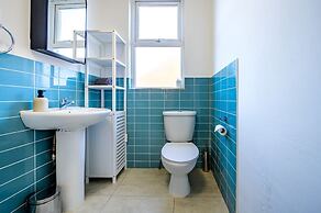 Modern 4-bed Free Parking Work Leisure Stays