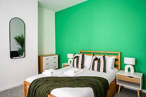 Modern 4-bed Free Parking Work Leisure Stays