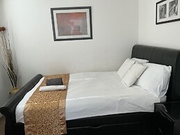 House Sleeps 8 With Wifi