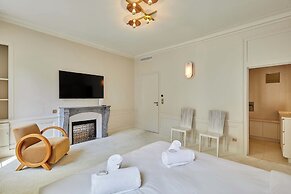 Luxurious AC Apartment Louvre Museum Saint Honore