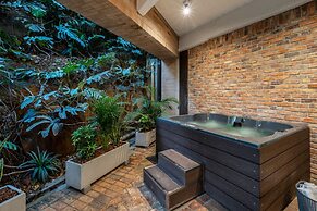 Luxury 3BR Apt With Private Jacuzzi Pool Table