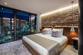 Luxury 3BR Apt With Private Jacuzzi Pool Table