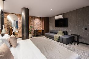 Luxury 3BR Apt With Private Jacuzzi Pool Table