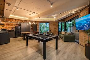 Luxury 3BR Apt With Private Jacuzzi Pool Table