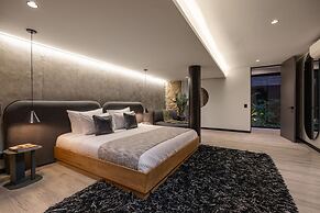 Luxury 3BR Apt With Private Jacuzzi Pool Table