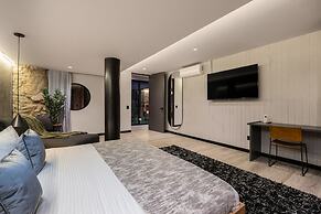 Luxury 3BR Apt With Private Jacuzzi Pool Table