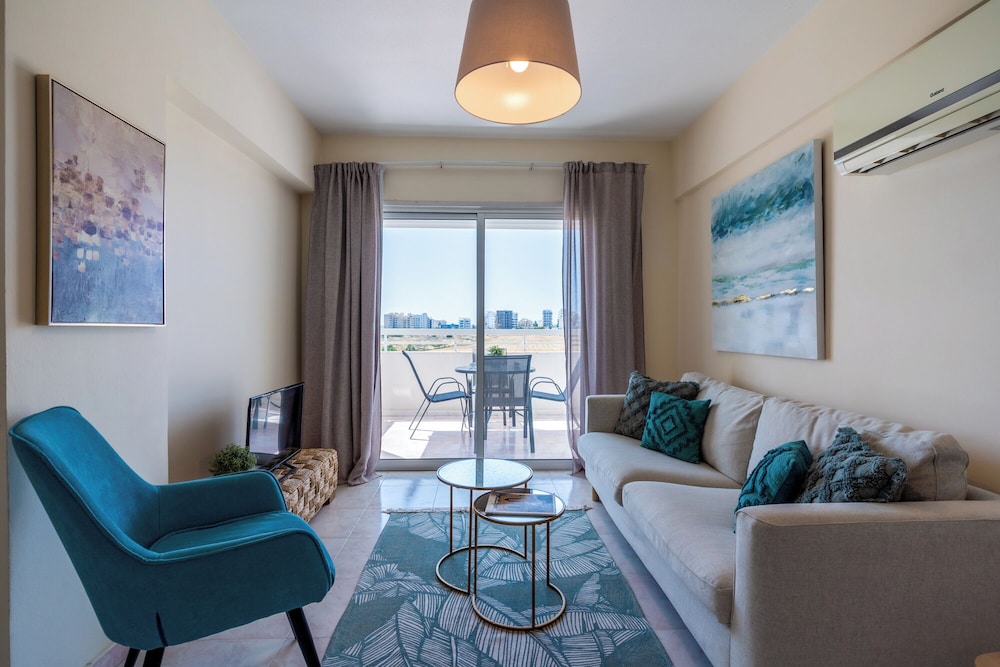 Sunny 2-BR Apt. & Balcony in Mackenzie