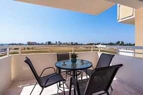 Sunny 2-BR Apt. & Balcony in Mackenzie