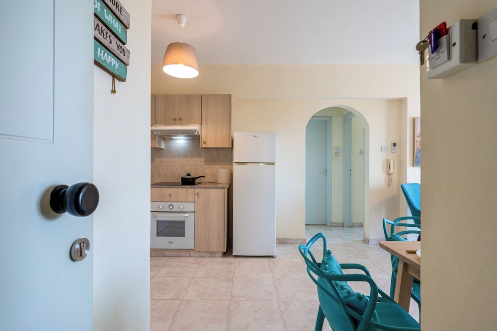 Sunny 2-BR Apt. & Balcony in Mackenzie
