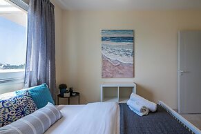 Sunny 2-BR Apt. & Balcony in Mackenzie