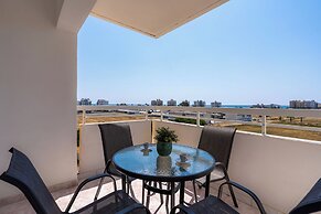 Sunny 2-BR Apt. & Balcony in Mackenzie