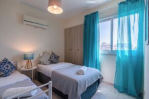 Sunny 2-BR Apt. & Balcony in Mackenzie