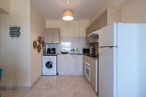 Sunny 2-BR Apt. & Balcony in Mackenzie