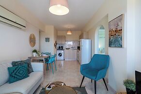 Sunny 2-BR Apt. & Balcony in Mackenzie