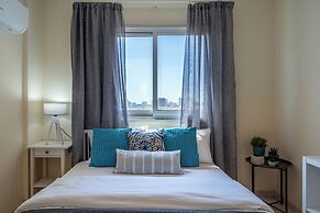 Sunny 2-BR Apt. & Balcony in Mackenzie