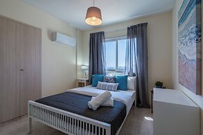 Sunny 2-BR Apt. & Balcony in Mackenzie