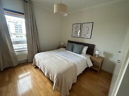 Areeiro Elegant Modern by Homing