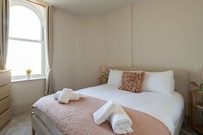 Seafront Apartment With Balcony Panoramic Views