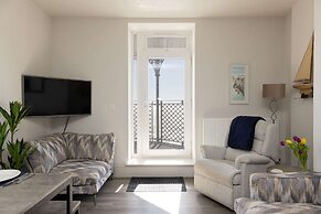 Seafront Apartment With Balcony Panoramic Views