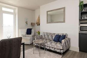 Seafront Apartment With Balcony Panoramic Views
