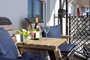 Seafront Apartment With Balcony Panoramic Views
