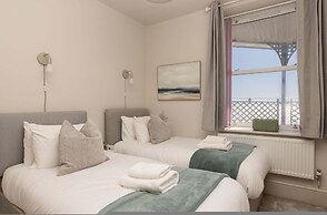 Seafront Apartment With Balcony Panoramic Views