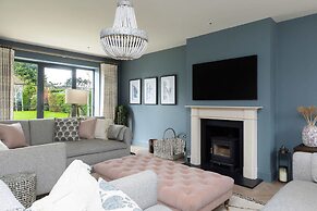 Chic Harbour Retreat for 10 With Pool